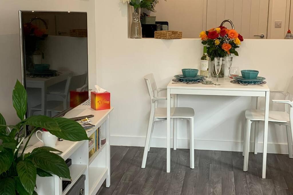 Bournemouth Nr Town Beach Train Coach Shops Lovely Entire Apartment Allows Quiet Good Dogs Εξωτερικό φωτογραφία